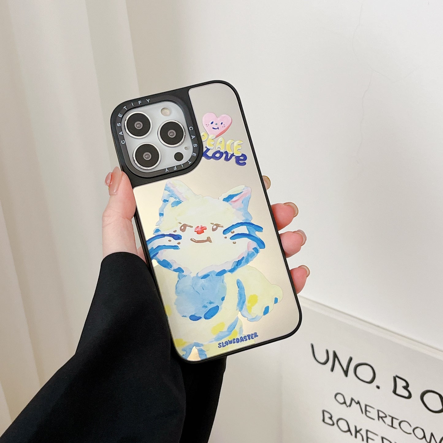 iPhone case,Graffiti of cats and dogs.